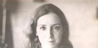 TOMRİS UYAR KİMDİR?