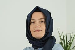 ÖZNUR ÇOLAKOĞLU CAM KİMDİR?