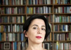 ŞEBNEM İŞİGÜZEL KİMDİR?