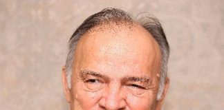 AVNİ ÖZGÜREL KİMDİR?