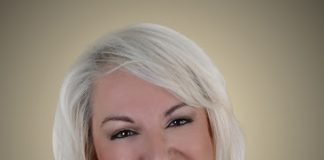 DEMET ALTINYELEKLİOĞLU KİMDİR?