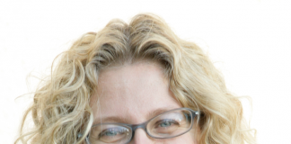 ESRA ÖZYÜREK KİMDİR?