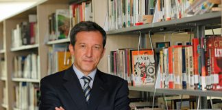 ERİNÇ YELDAN KİMDİR?